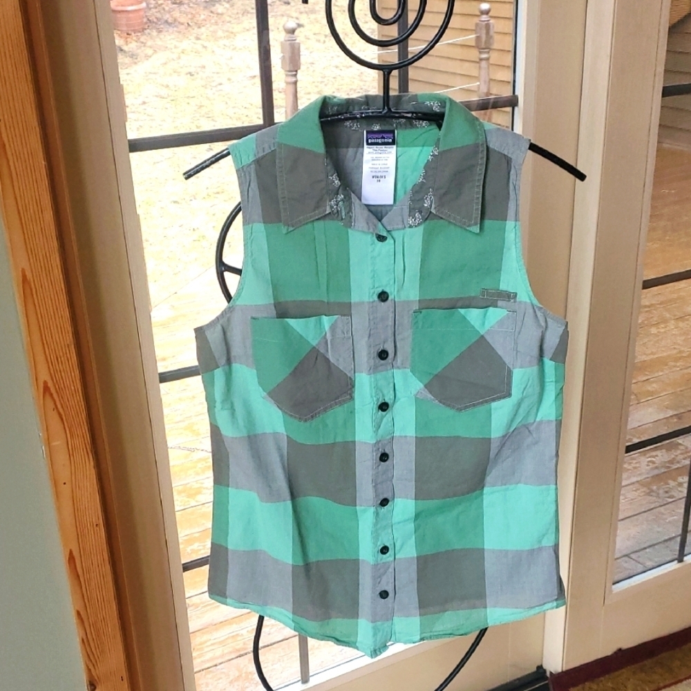 Patagonia Green and Gray Plaid Sleeveless Button-up Sz. XS Shirt Blouse
